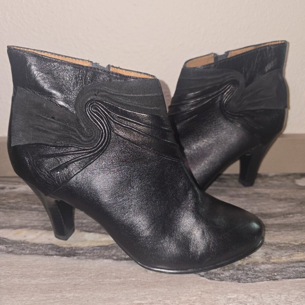 Söfft Women’s Leather Ankle Booties Black Size 7M – Swirl Pleated Detail